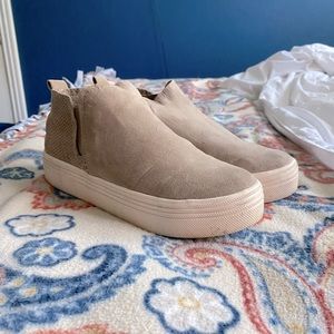 Slip on tennis shoes